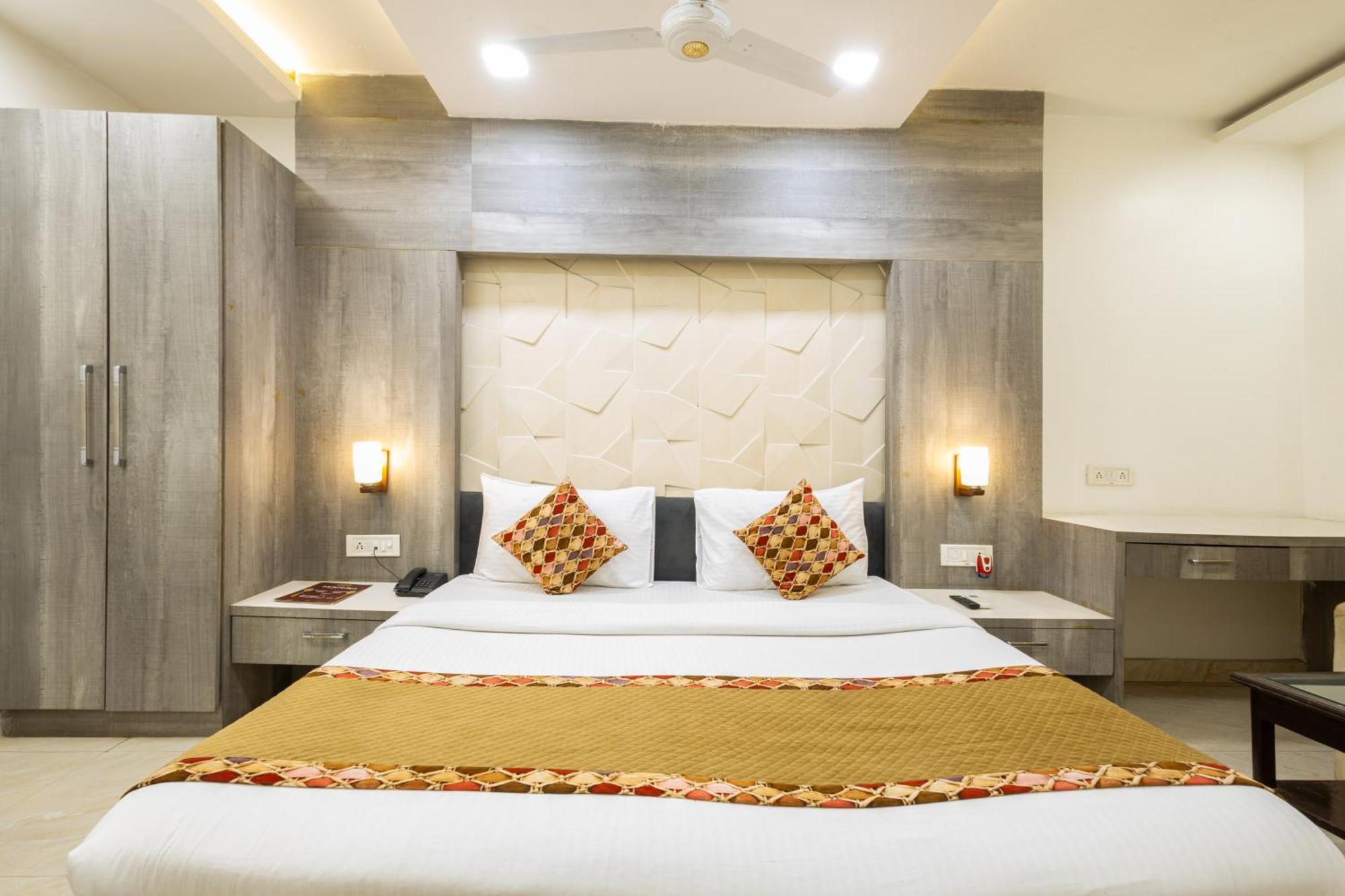 Hotel Red Castle - Karol Bagh - Where Luxury Meets Comfort Нью-Дели Экстерьер фото